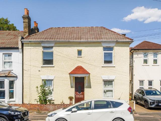 Flat for sale in London Borough of Croydon, Purley