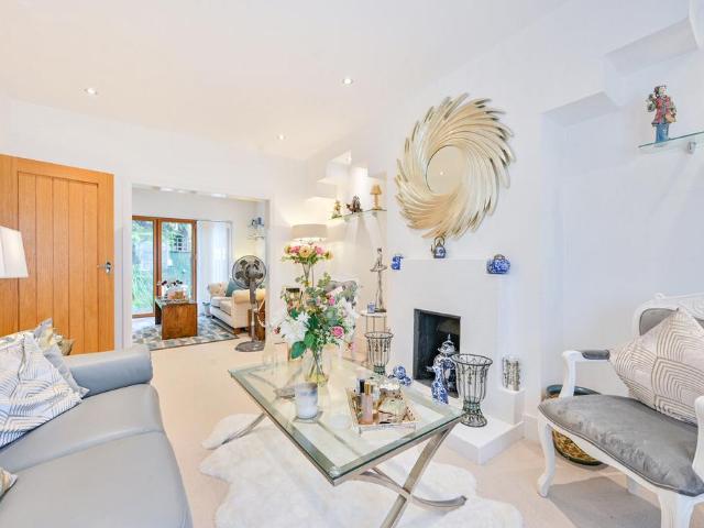 Flat for sale in Hampton, Greater London