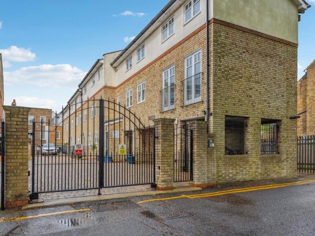 Flat for sale in Watford Heath, Watford