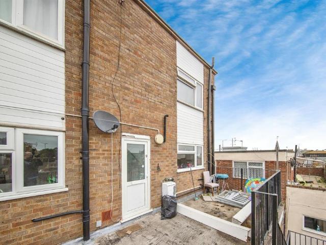 Flat for sale in Dale Hill, Essex
