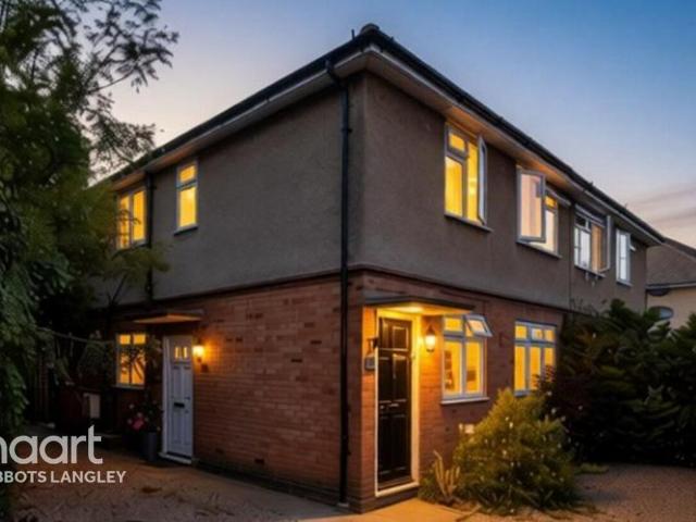 Flat for sale in Kingswood, Watford