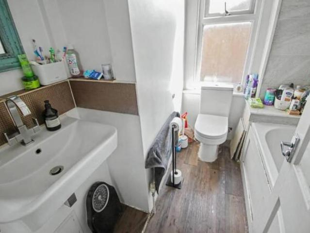 Maisonette for sale in Midway, Kent