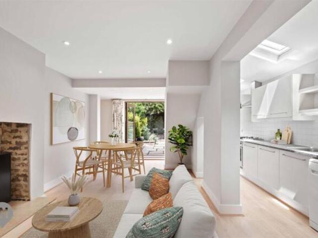 Maisonette for sale in Southfields, Greater London