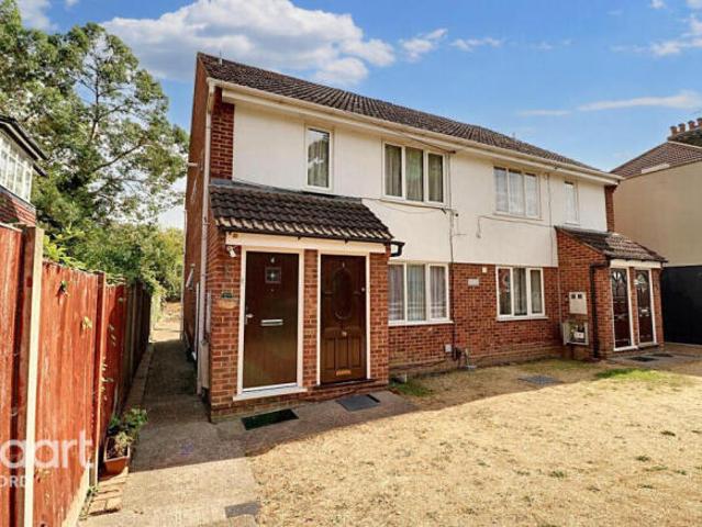 Maisonette for sale in Ilford, Greater London