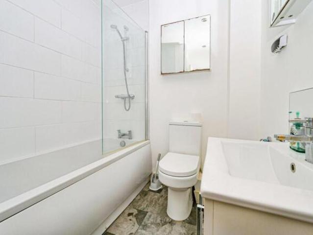 Maisonette for sale in Luton, England
