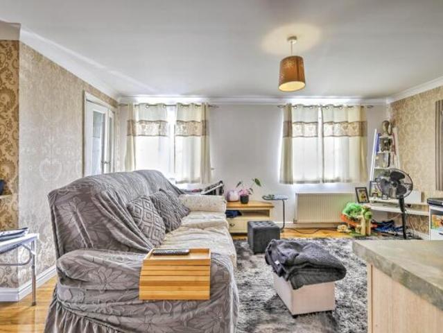 Property for sale in Kingsley Park, Northampton
