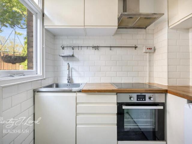 Maisonette for sale in Charlton, Greater London