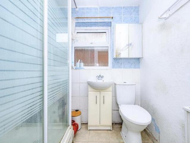 Maisonette for sale in Luton