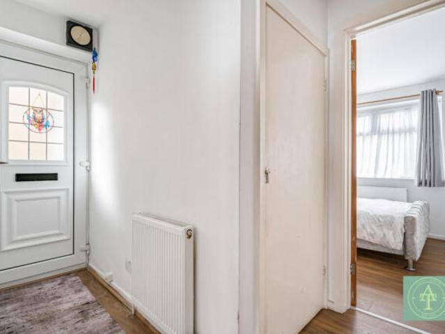 Maisonette for sale in Southgate, Greater London