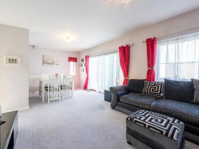 Maisonette for sale in London Borough of Croydon, Shirley