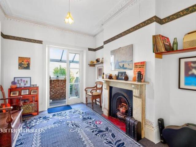 Maisonette for sale in Oval, Greater London
