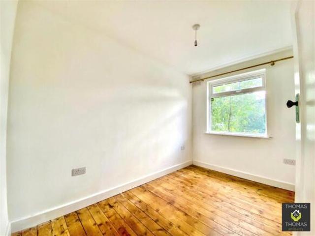 Maisonette for sale in Froggatt, East Midlands