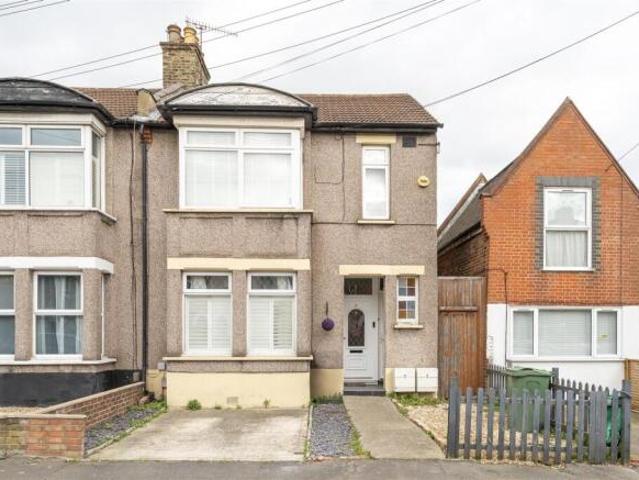 Maisonette for sale in South Woodford, Greater London