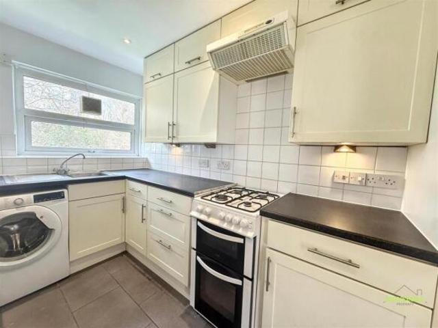 Maisonette for sale in Earlsfield, Greater London