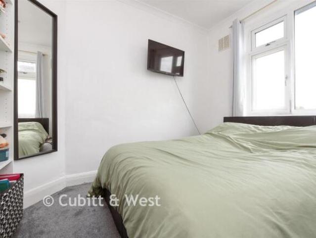 Maisonette for sale in London Borough of Merton, Mitcham