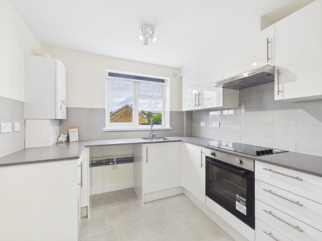 House for rent in Heol-las, Surrey