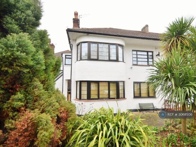 Flat for rent in London Borough of Hillingdon, Greater London