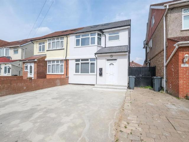 Flat for rent in London Borough of Hounslow, Isle Of Man