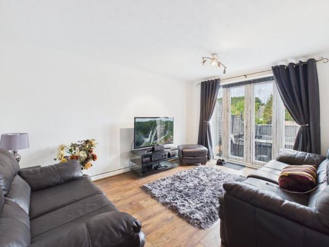 House for rent in Heol-las, Surrey