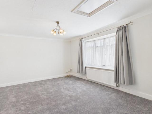 Flat for rent in Westborough, Surrey