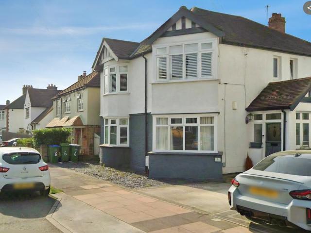 Flat for rent in Longlands, Greater London