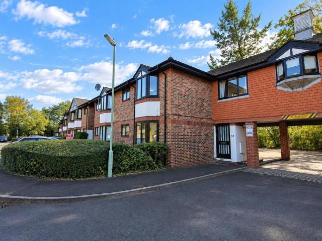 Flat for rent in Fleet, Hart