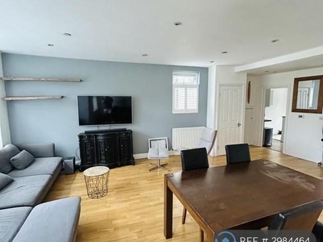 House for rent in London Borough of Merton, Raynes Park