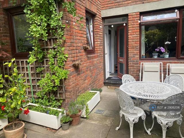 Flat for rent in Brook Green, Greater London