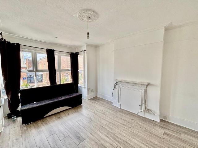 Flat for rent in Wealdstone, Greater London