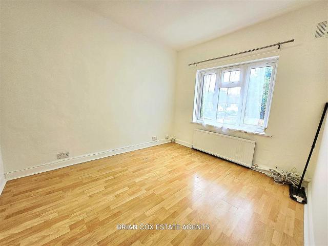 Flat for rent in London Borough of Ealing, Greenford