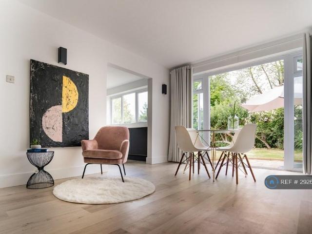 Flat for rent in Northwood, Greater London