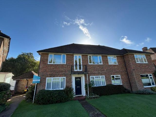 Flat for rent in Red Hill, Surrey