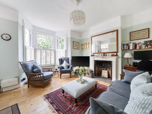 Flat for rent in Earlsfield, Greater London