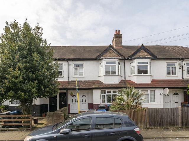 Flat for rent in London Borough of Merton, Collier's Wood