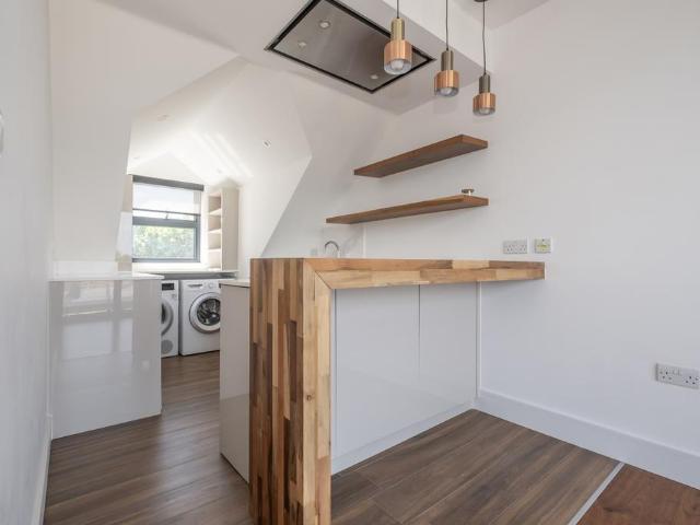Flat for rent in Summerstown, Greater London