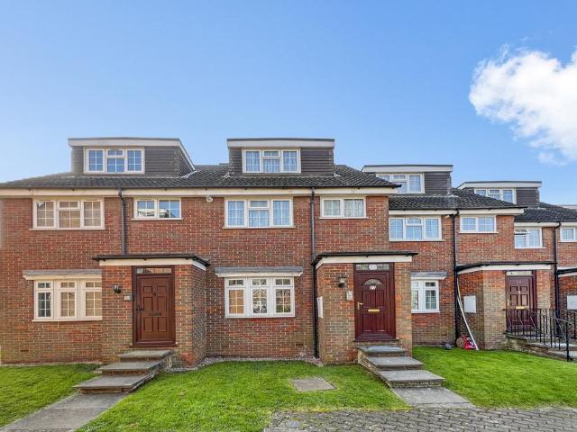 Flat for rent in Little Stanmore, Greater London