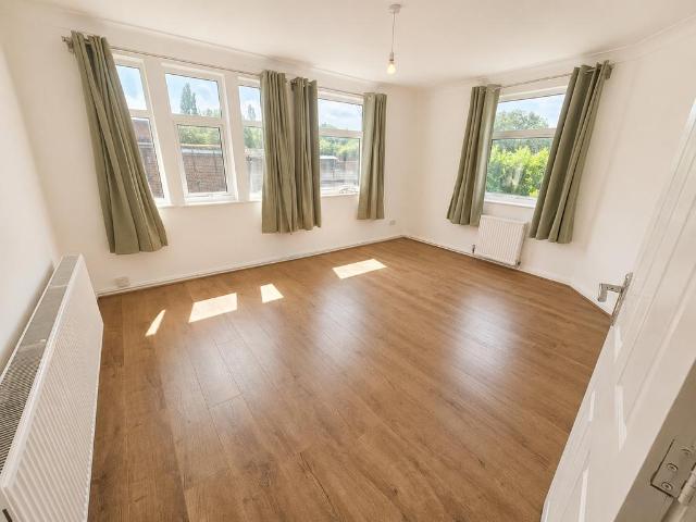 Flat for rent in Mill Hill, Greater London