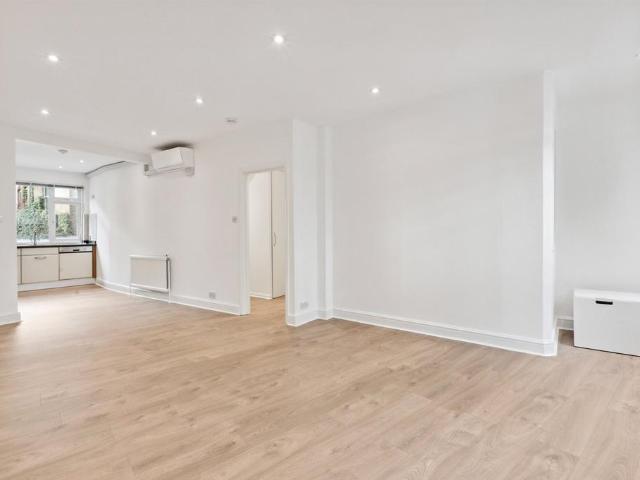 Flat for rent in South Kensington, Greater London
