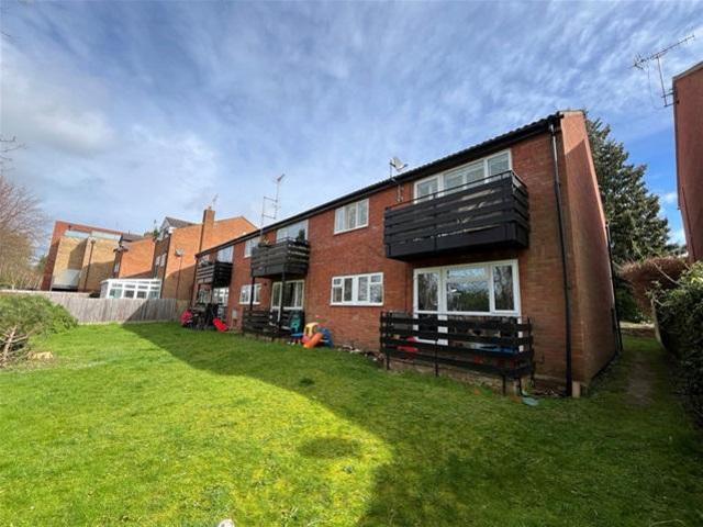Flat for rent in Hatching Green, Five Acres