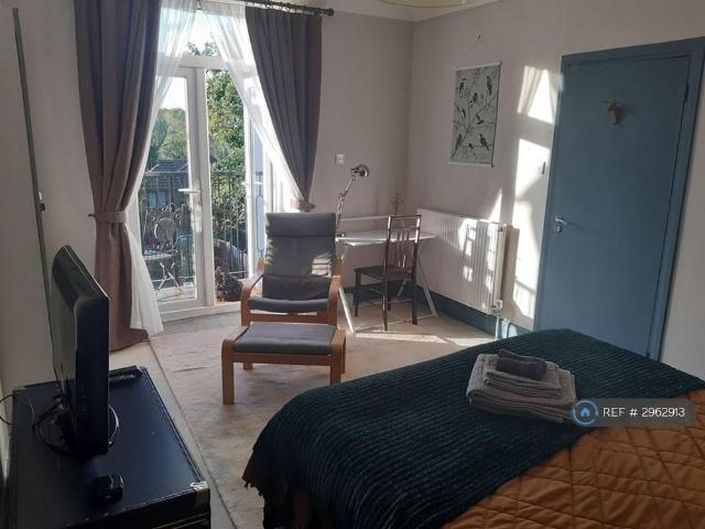 House for rent in London Borough of Ealing, Greater London
