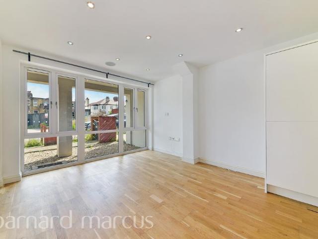 Flat for rent in London Borough of Croydon, Purley