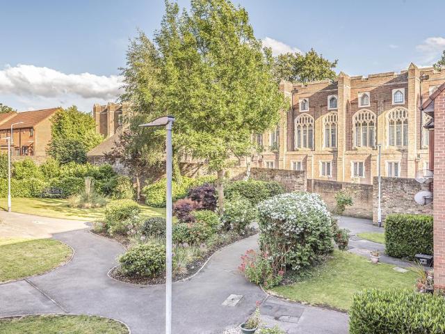 Flat for rent in Woodford Bridge, Greater London