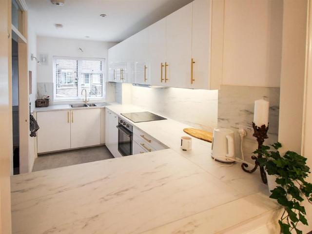 Flat for rent in Blackhills, Surrey