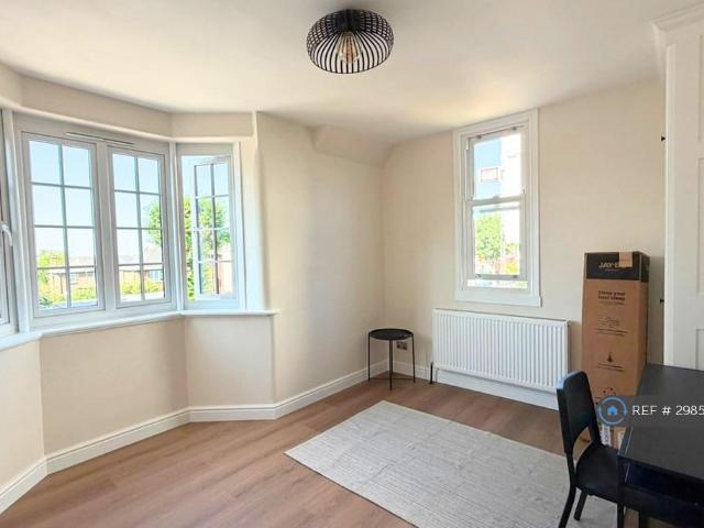 Flat for rent in Furzedown, Greater London