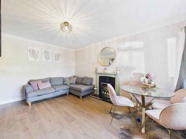 House for rent in Row Town, Surrey