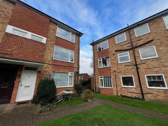 Flat for rent in Caterham Valley, Hillview
