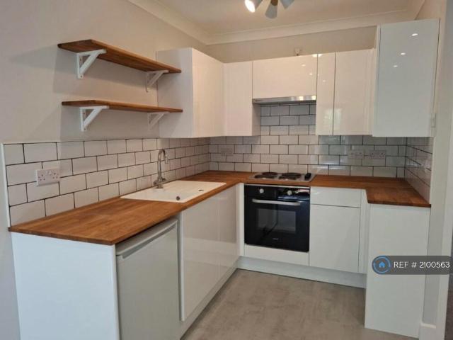 Flat for rent in Heol-las, Surrey