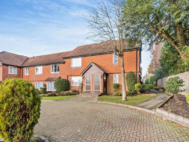 Flat for rent in Northwood, Greater London