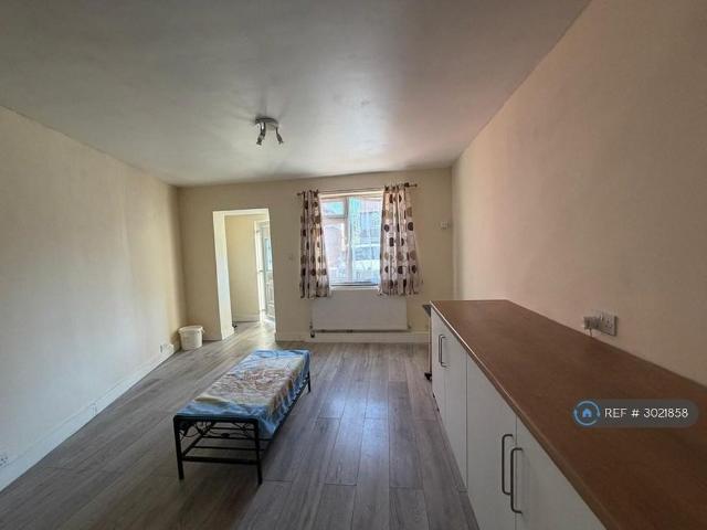 House for rent in London Borough of Ealing, Greater London
