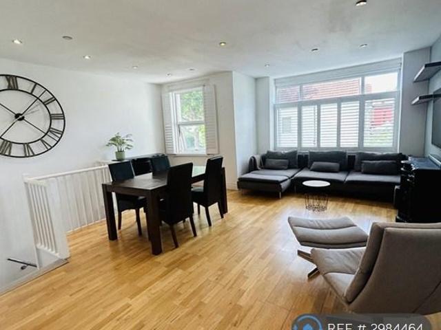 Flat for rent in London Borough of Merton, Raynes Park